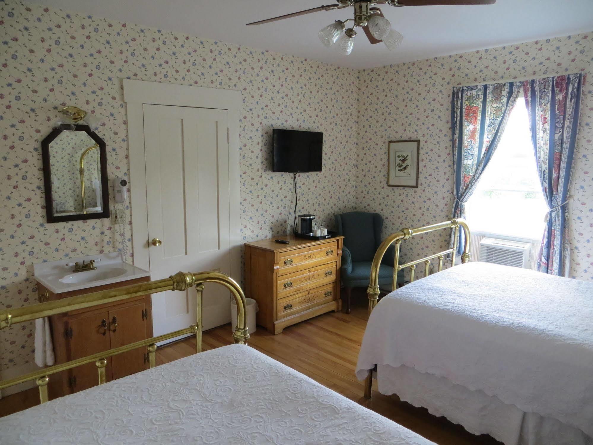 Sunset Hill House 4*